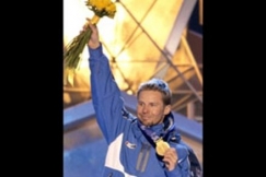 Kuva: Janne Lahtela palkintokorokkeella (2002). AP Graphics Bank. 