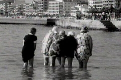 Kuva: Turistit kahlaavat rantavedess� (1976). YLE kuvanauha.