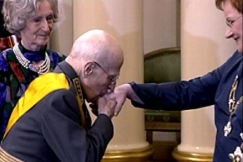 Kuva: Kenraali Ehrnrooth suutelee presidentti Halosen k�tt� (2000). YLE kuvanauha.