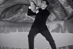 Kuva: Kai Lind tarrautuu nielurisaan (1969). YLE kuvanauha.