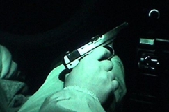 Kuva: Miehen k�dess� on ase. YLE kuvanauha.