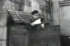 Kuva: Tutkiva toimittaja Matti J�ms� k�mpii roskalaatikosta (1956). YLE kuivanauha.
