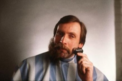 Kuva: Juha Mieto ajaa partaansa MTV:n studiolla (1985). Kalle Kultala.