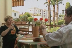 Kuva: Kuva: Annamaija Kataja terassillaan Rivieralla (1992) YLE kuvanauha.