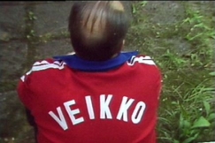 Kuva: Veikko Vennamo istuu selin. Puserossa lukee Veikko. YLE kuvanauha. 