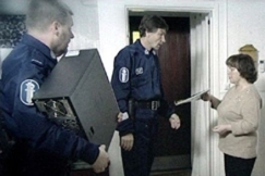 Kuva: Poliisit hakevat tietokonetta. YLE kuvanauha.