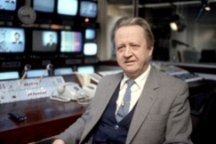 Kuva: Yleisradion p��johtaja Sakari Kiuru Studio 5:n tarkkaamossa Radiotalossa (1984). YLE/Touko Yrttimaa.