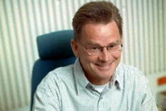 Kuva: Radiokuuluttaja Olavi Sipil� kuuluttamon p�yd�n ��ress� (1997). YLE/Seppo Sarkkinen.