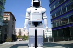 Kuva: J�ttirobotti Ruoholahdessa (Robotti AP Graphics Bank)(Ruoholahti kuvaaja:Juha-Pekka Inkinen 2006) Montaasi:Emilia Kemppi