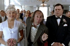 Kuva: Ilmari Piiparinen( (Tom Lindholm) kurkistaa Hell� Lehmuksen (Katariina Kuisma) ja Pentti Juurikkalan (Asko sahlman)v�list� kirkossa vihkitilaisuudessa. YLE kuvanauha. 