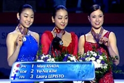 Kuva: Naisten taitoluistelun MM-mitalistit Mao Asada, Yu-Na Kim ja Laura Lepist (2010). YLE kuvanauha.