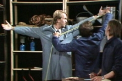 Kuva: Rautakaupan apulainen mittaa kakkosnelosta tarvitsevan asiakkaan k�si� (1979). YLE kuvanauha.