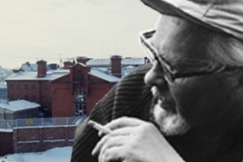 Kuva: Mv-kuva: Kirjailija Arvo Turtiainen (1969). YLE/Antero Tenhunen. V�rikuva: Helsingin l��ninvankila Katajanokalla (1991). YLE/Juha-Pekka Inkinen. (Montaasi)