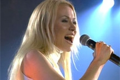 Kuva: Anna Eriksson Suomen euroviisukarsinnoissa vuonna 2000. YLE kuvanauha.
