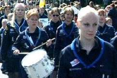 Kuva: Partiotytt�j� marssilla Helsingiss� (2000). YLE kuvanauha.