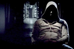 Kuva: Nuori mies istuu huppari p��ll��n. YLE kuvanauha.