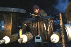 Kuva: Jouni Kesti perkussioidensa ��ress� (1986). YLE kuvanauha.