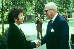 Kuva: Ilja Glazunov k�ttelee presidentti Urho Kekkosta (1974). YLE kuvanauha.