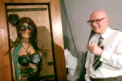 Kuva: Presidentti Kekkonen polttaa sikaria naisreliefins� ��rell� (1975). YLE kuvanauha.