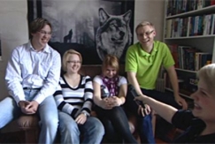 Kuva: Metsolafaneja television ��ress�. (2009) YLE kuvanauha.