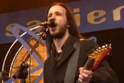 Kuva: Jarkko Martikainen laulaa (2003). YLE kuvanauha.