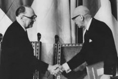 Kuva: K-A Fagerholm ja Urho Kekkonen k�ttelev�t (1950-luku). Pressfoto.