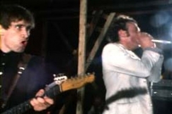 Kuva: Wilko Johnson ja Lee Brilleaux Kuusrockissa (1975). YLE kuvanauha.