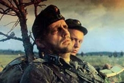 Kuva: Risto Tuorila (Koskela) Rauni Mollbergin elokuvassa Tuntematon sotilas (1985). Arctic-Filmi Oy.