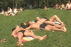 Kuva: Aurungonpalvojia Viitanimen uimarannalla (2003). YLE kuvanauha.