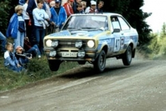 Kuva: Ralliauto ilmalennossa Jyv�skyl�n suurajoissa (1982). Arja Lento.