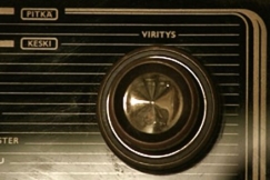 Kuva: Radiovastaanottimen taajuusviritin ja -taulu (2002). YLE kuvanauha.