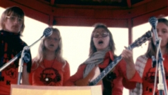 Kuva: Punaviesti Ty�v�en musiikkitapahtumassa (1975). YLE kuvanauha.