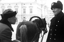 Kuva: Mies, hevonen ja poliisi Kuopion torilla (1962). YLE kuvanauha.