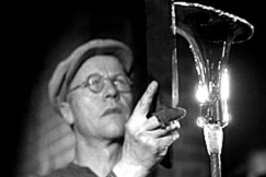 Kuva: Lasinpuhaltaja valmistaa Kantarelli-vaasia Iittalan lasitehtaalla (1952). Fennada-Filmi Junior / YLE.