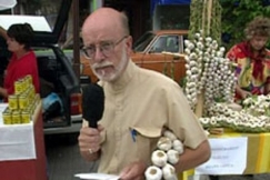 Kuva: Pekka Holopainen Keravan valkosipulifestivaaleilla (1995). Kuva Yle kuvanauha.