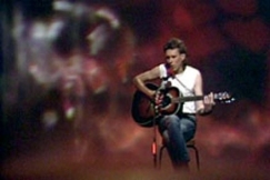 Kuva: Dave Lindholm esiintyy Ajankohtaisessa kakkosessa (1984). Kuva Yle kuvanauha.