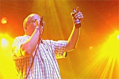 Kuva: Aave Memmy Possen Provinssin keikalla 2005. YLE kuvanauha.