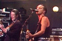 Kuva: Keban Asko Kallonen ja Ali Alikoski lavalla Tampereen yo-talolla (1987). YLE kuvanauha.