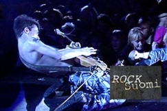 Kuva: Tokela esiintyy Helsingin j��hallissa. (1986) YLE kuvanauha.