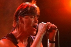 Kuva: Martti Syrj� laulaa (1990). YLE kuvanauha.