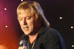 Kuva: Danny esiintyy Ikaalisen kylpyl�ss� (2000). YLE kuvanauha.