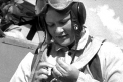 Kuva: Anneli Linna hypp�� huiman hypyn laskuvarjolla. YLE kuvanauha.