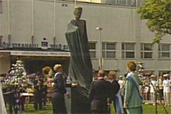 Kuva: Vir�nin patsas paljastetaan. Yle kuvanauha.