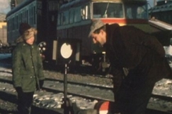 Kuva: Jussi Willgren seuraa is�ns� Simo Willgrenin ty�t� rautateill�. (1981) Yle kuvanauha
