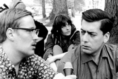 Kuva: Pentti Saaritsa ja Mario Vargas Llosa Mukkulassa (1968). Yle kuvanauha.
