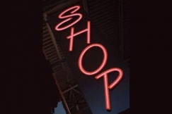 Kuva: Englanninkielinen valomainos, teksti 