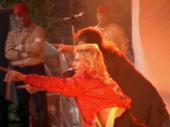 Kuva: J�rjestysmiehet seuraavat Bogart Co:n lavashow�ta (1987). Yle kuvanauha.