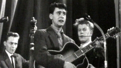 Kuva: Lasse Liemola iskelm�laulukilpailuissa Helsingin Ty�v�entalolla (1957). Yle kuvanauha.