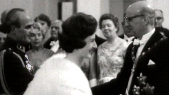 Kuva: Adol Ehrnrooth Karin-puolisonsa kanssa Kekkosten k�telt�v�n� vuonna 1959. YLE kuvanauha.