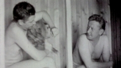 Kuva: Arkkitehti Aarno Ruusuvuori (vas) ja toimittaja saunomassa (1967) Yle kuvanauha.